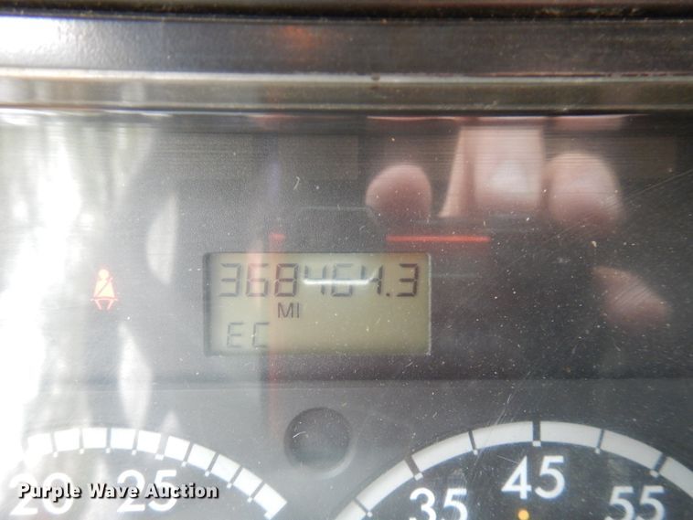 image for item JQ9326 2006 Freightliner Columbia 120  semi truck