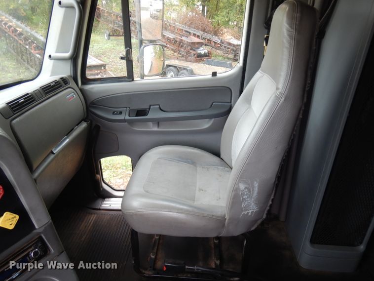 image for item JQ9326 2006 Freightliner Columbia 120  semi truck