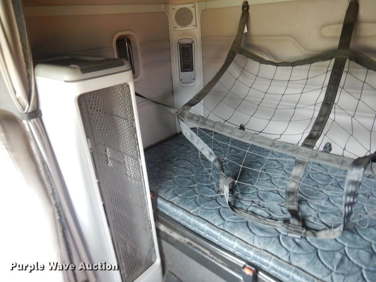 image for item JQ9326 2006 Freightliner Columbia 120  semi truck