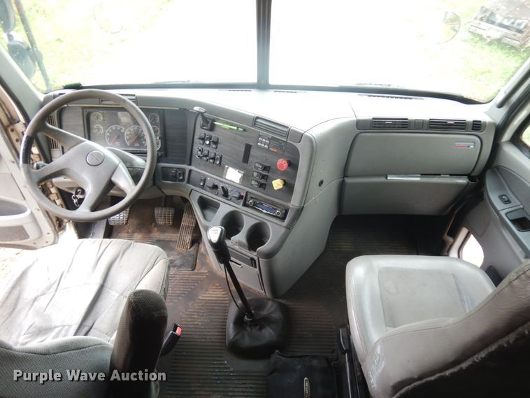 image for item JQ9326 2006 Freightliner Columbia 120  semi truck