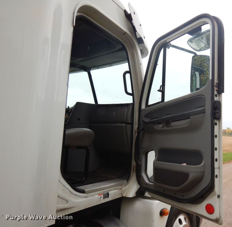 image for item JQ9326 2006 Freightliner Columbia 120  semi truck