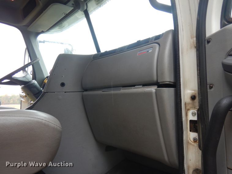 image for item JQ9326 2006 Freightliner Columbia 120  semi truck