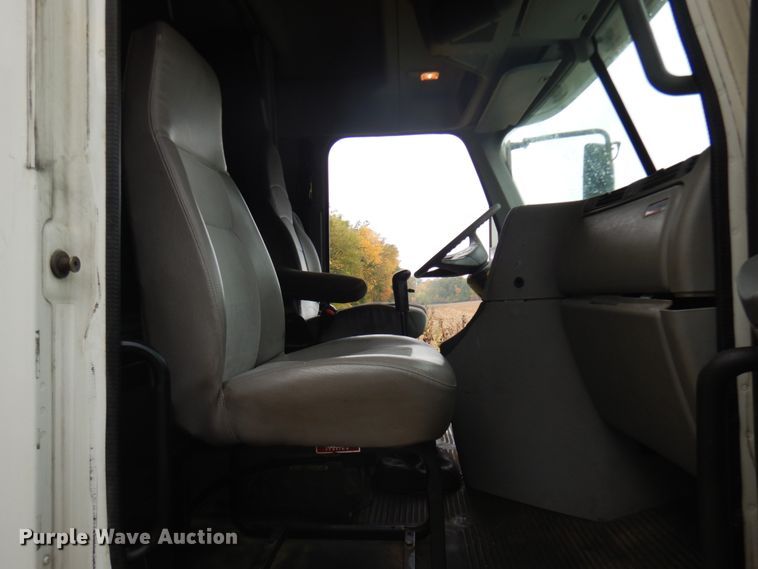 image for item JQ9326 2006 Freightliner Columbia 120  semi truck