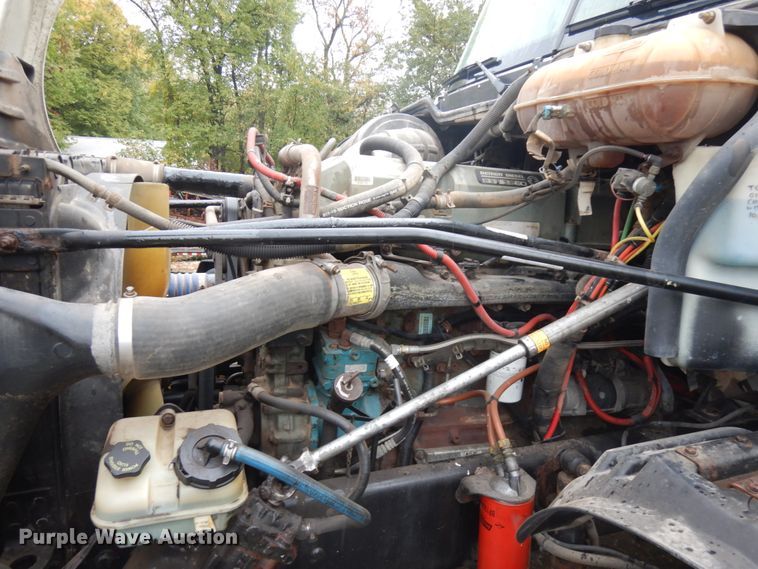 image for item JQ9326 2006 Freightliner Columbia 120  semi truck