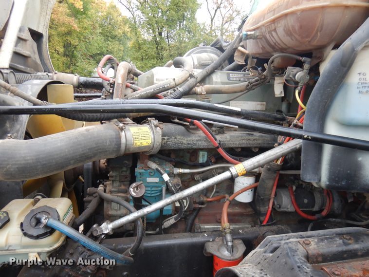 image for item JQ9326 2006 Freightliner Columbia 120  semi truck