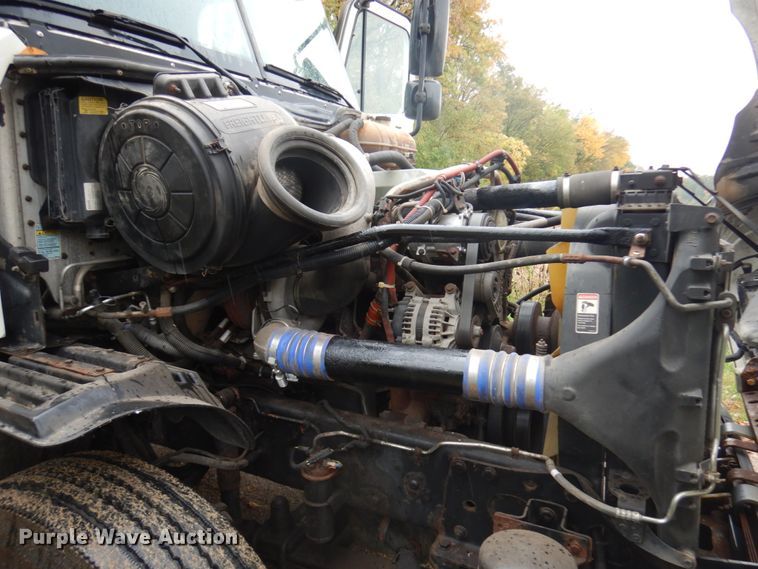 image for item JQ9326 2006 Freightliner Columbia 120  semi truck