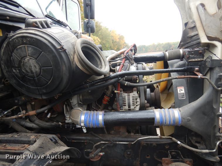 image for item JQ9326 2006 Freightliner Columbia 120  semi truck