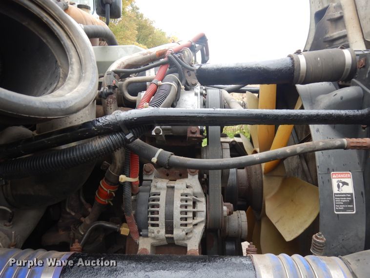 image for item JQ9326 2006 Freightliner Columbia 120  semi truck