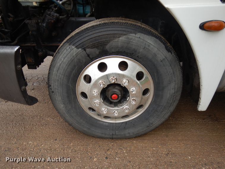 image for item JQ9326 2006 Freightliner Columbia 120  semi truck