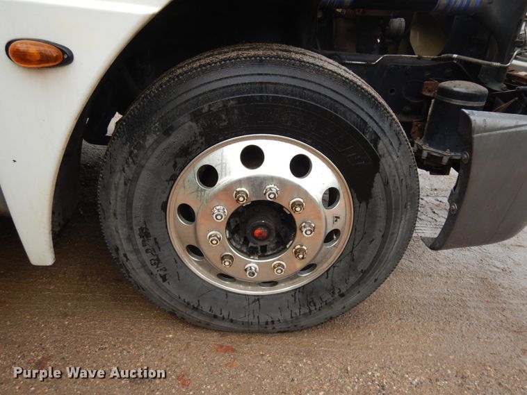 image for item JQ9326 2006 Freightliner Columbia 120  semi truck