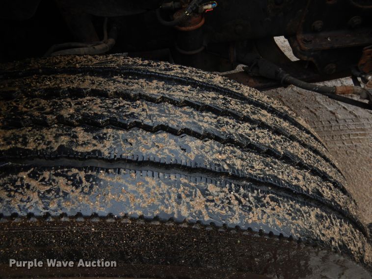 image for item JQ9326 2006 Freightliner Columbia 120  semi truck