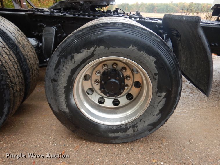 image for item JQ9326 2006 Freightliner Columbia 120  semi truck