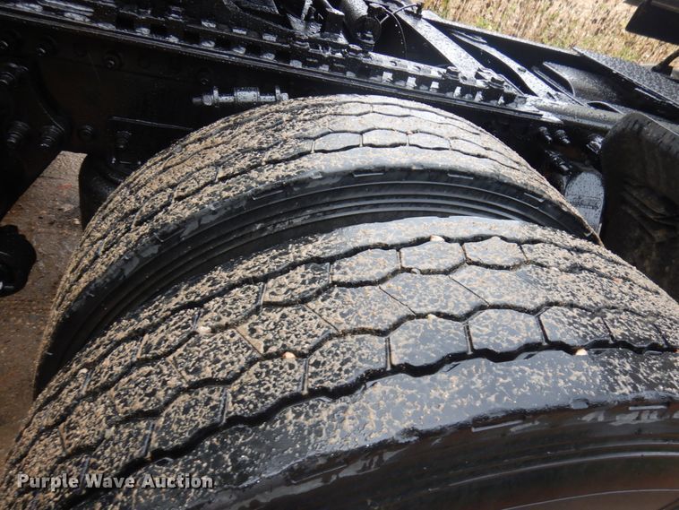 image for item JQ9326 2006 Freightliner Columbia 120  semi truck