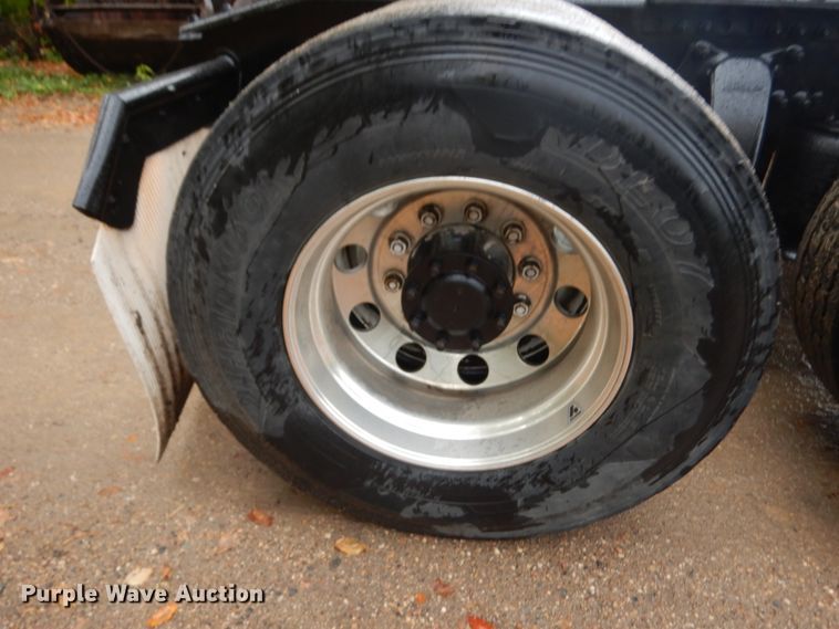 image for item JQ9326 2006 Freightliner Columbia 120  semi truck