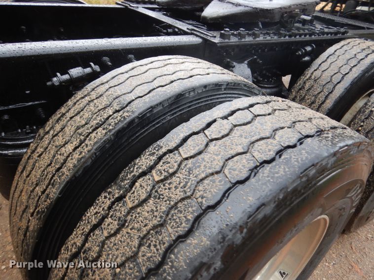 image for item JQ9326 2006 Freightliner Columbia 120  semi truck