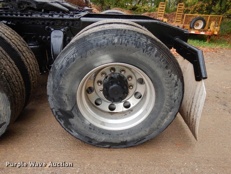 image for item JQ9326 2006 Freightliner Columbia 120  semi truck