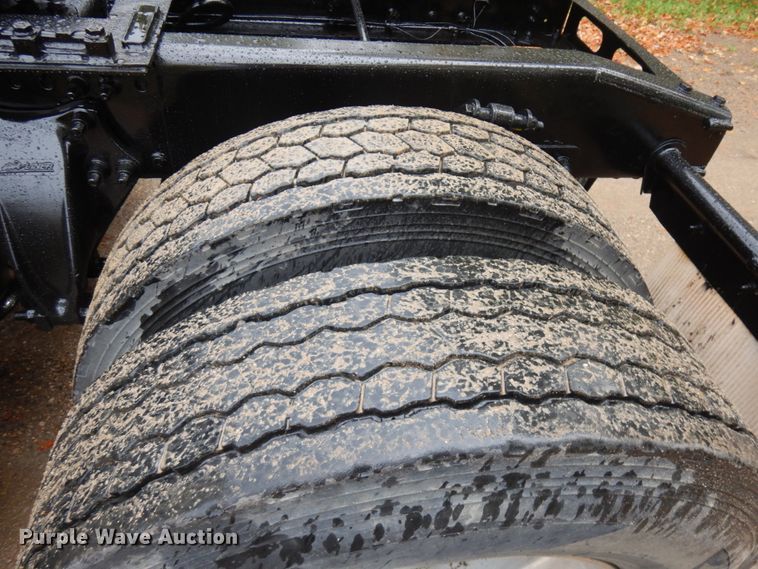 image for item JQ9326 2006 Freightliner Columbia 120  semi truck