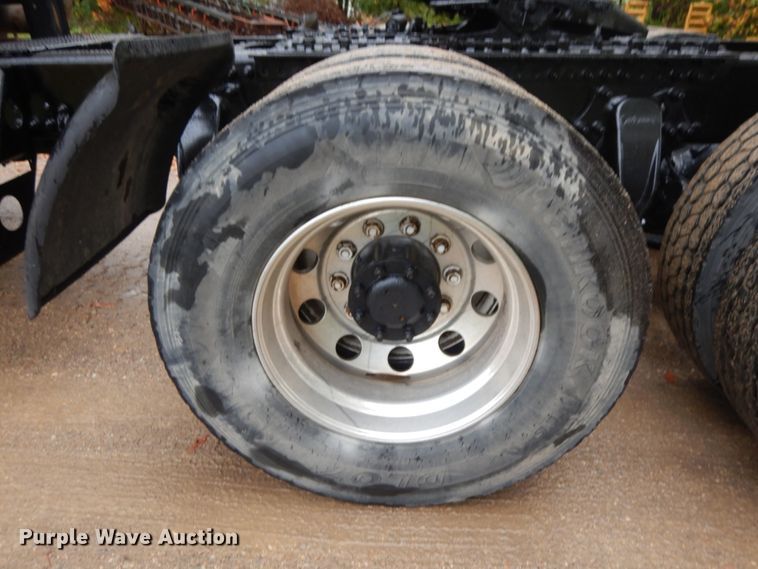 image for item JQ9326 2006 Freightliner Columbia 120  semi truck