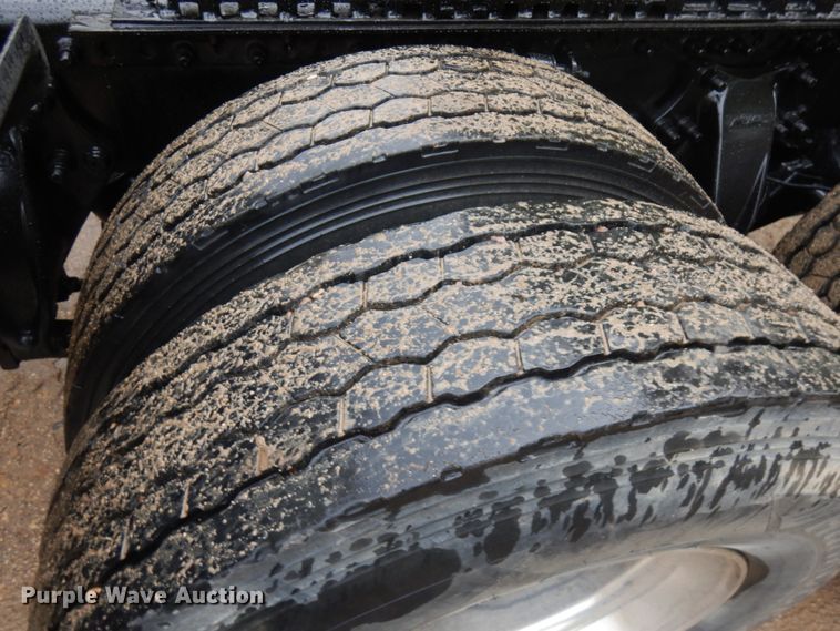 image for item JQ9326 2006 Freightliner Columbia 120  semi truck