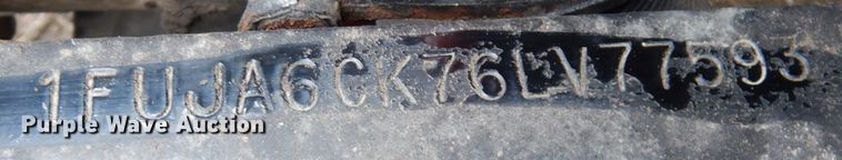 image for item JQ9326 2006 Freightliner Columbia 120  semi truck