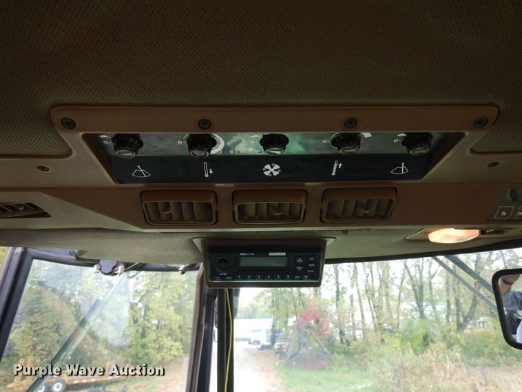 image for item JQ9331 1985 John Deere 8650  4WD tractor