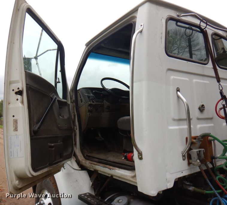 image for item JQ9338 2002 Sterling A9500  semi truck