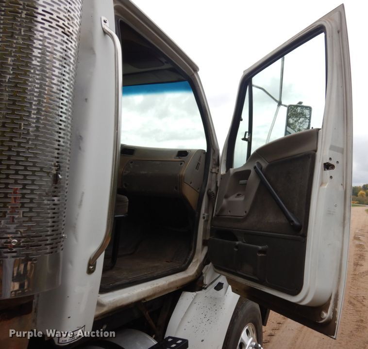 image for item JQ9338 2002 Sterling A9500  semi truck