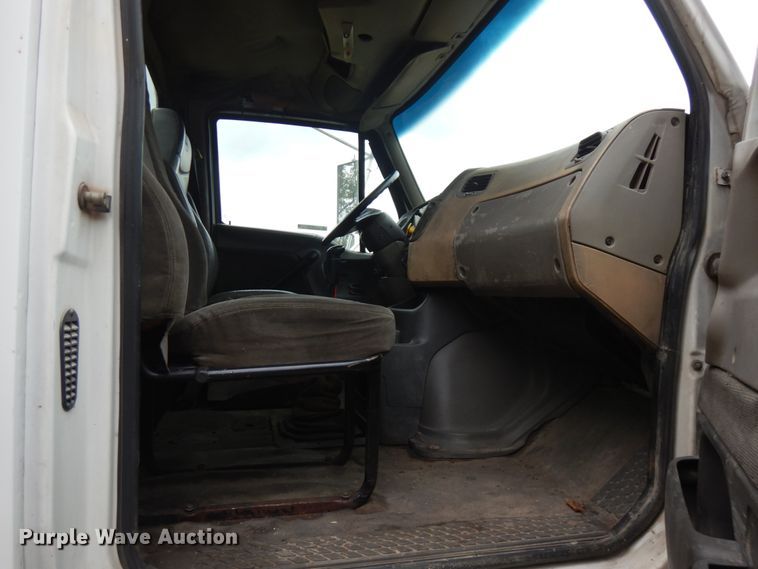 image for item JQ9338 2002 Sterling A9500  semi truck