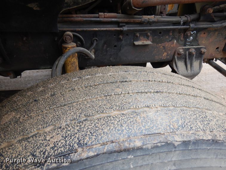 image for item JQ9338 2002 Sterling A9500  semi truck