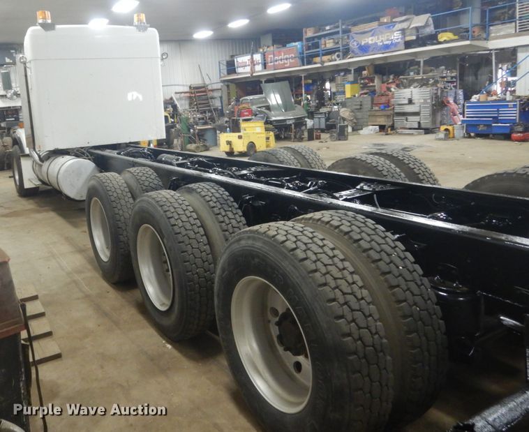 image for item KO9717 2005 Kenworth T800B  truck cab and chassis