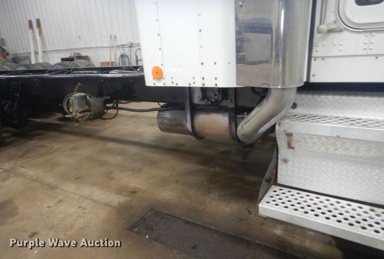 image for item KO9717 2005 Kenworth T800B  truck cab and chassis