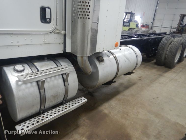 image for item KO9717 2005 Kenworth T800B  truck cab and chassis