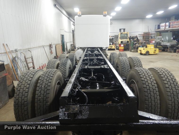 image for item KO9717 2005 Kenworth T800B  truck cab and chassis