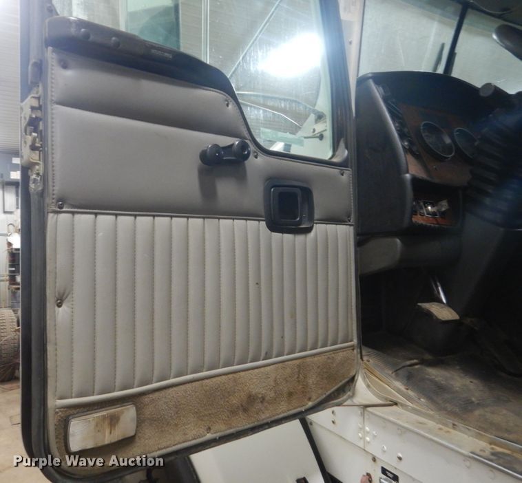 image for item KO9717 2005 Kenworth T800B  truck cab and chassis