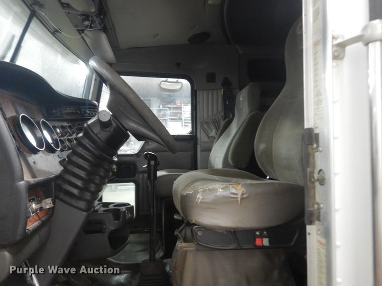 image for item KO9717 2005 Kenworth T800B  truck cab and chassis