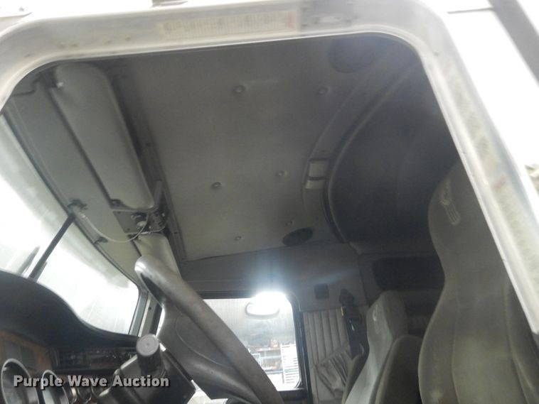 image for item KO9717 2005 Kenworth T800B  truck cab and chassis