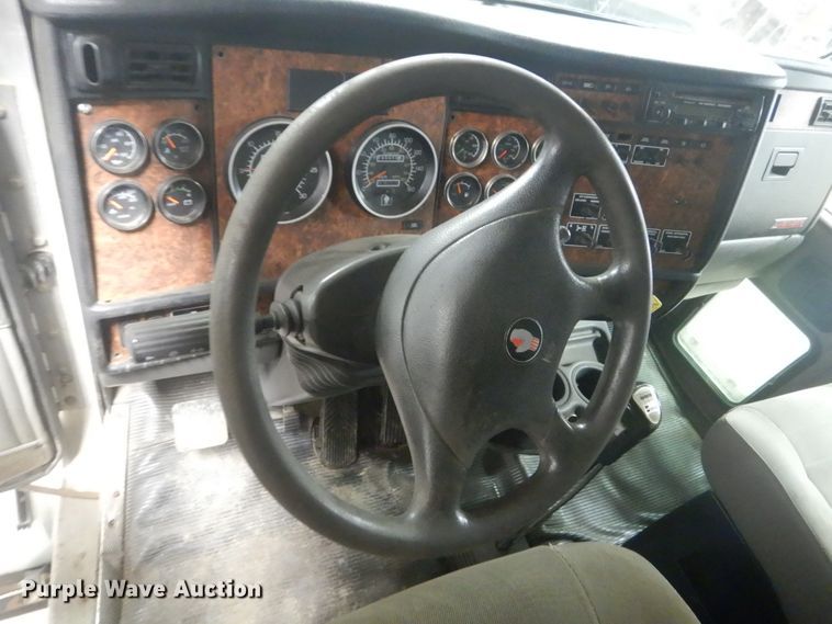 image for item KO9717 2005 Kenworth T800B  truck cab and chassis