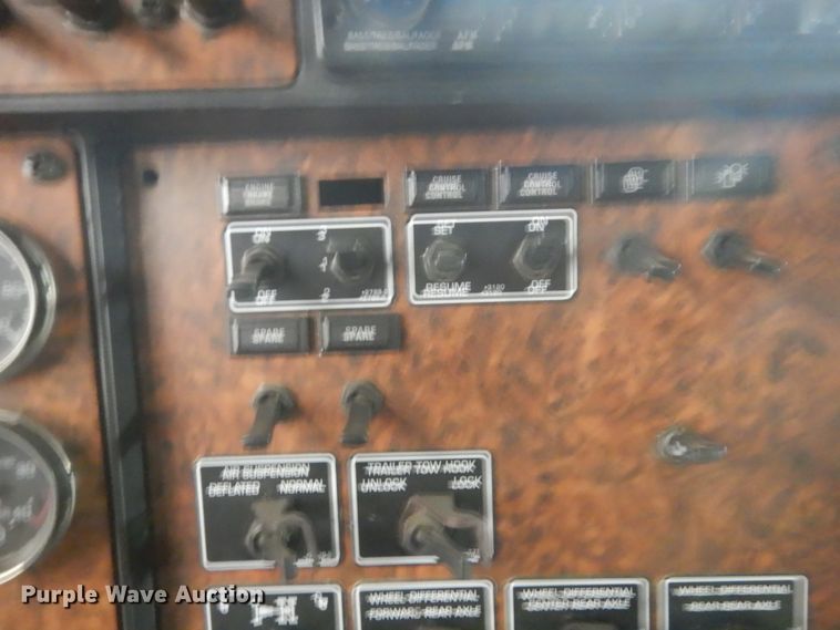 image for item KO9717 2005 Kenworth T800B  truck cab and chassis