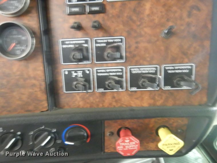 image for item KO9717 2005 Kenworth T800B  truck cab and chassis