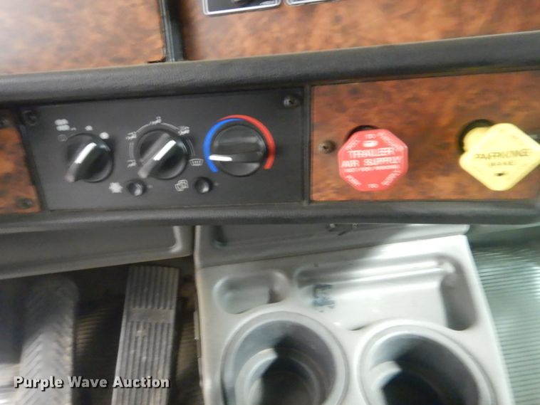 image for item KO9717 2005 Kenworth T800B  truck cab and chassis