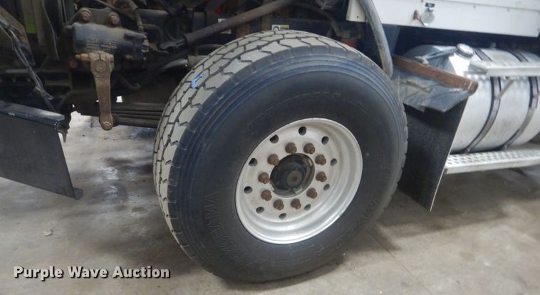 image for item KO9717 2005 Kenworth T800B  truck cab and chassis