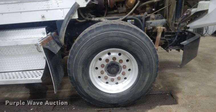 image for item KO9717 2005 Kenworth T800B  truck cab and chassis