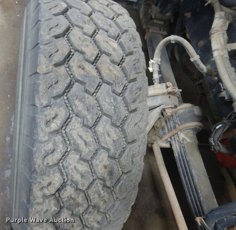 image for item KO9717 2005 Kenworth T800B  truck cab and chassis