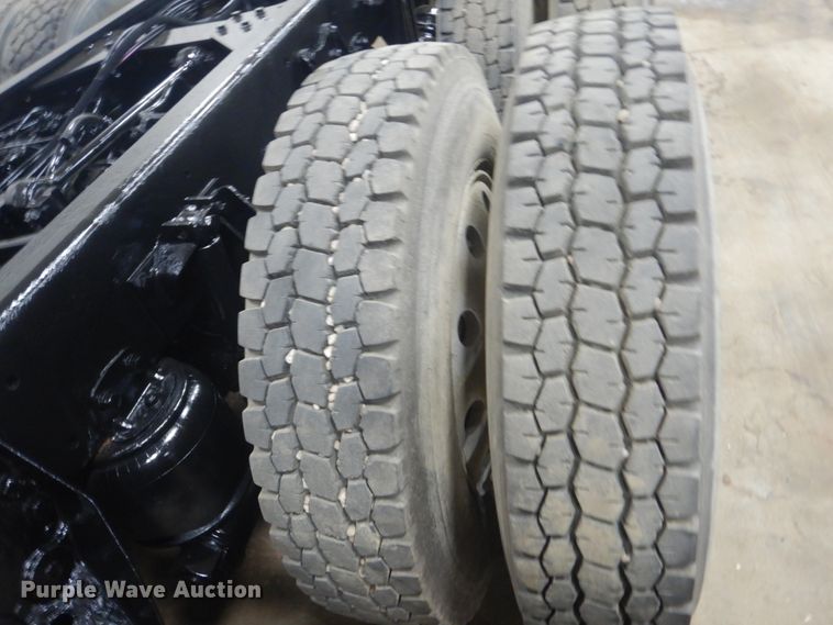 image for item KO9717 2005 Kenworth T800B  truck cab and chassis