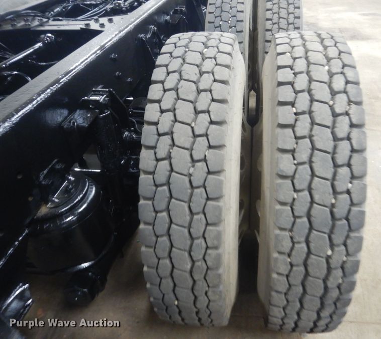 image for item KO9717 2005 Kenworth T800B  truck cab and chassis