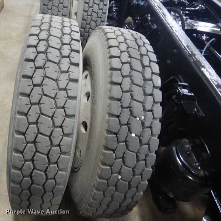 image for item KO9717 2005 Kenworth T800B  truck cab and chassis