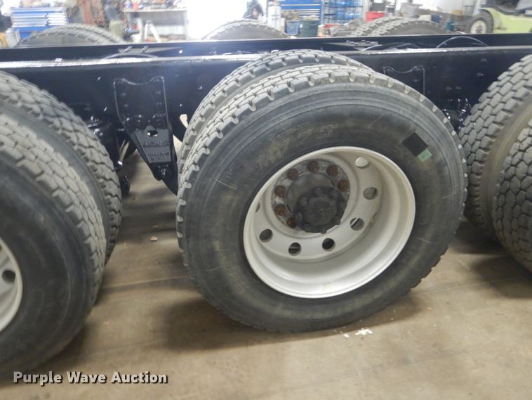 image for item KO9717 2005 Kenworth T800B  truck cab and chassis