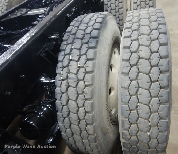 image for item KO9717 2005 Kenworth T800B  truck cab and chassis