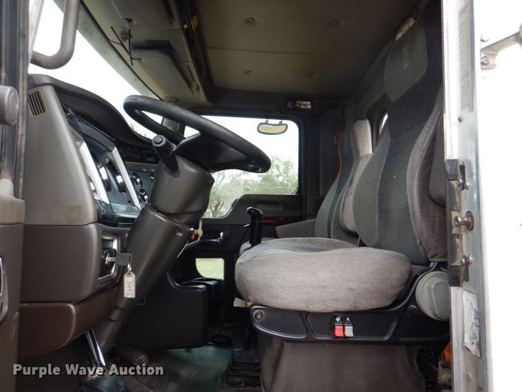 image for item DG1745 2006 Kenworth T800  semi truck