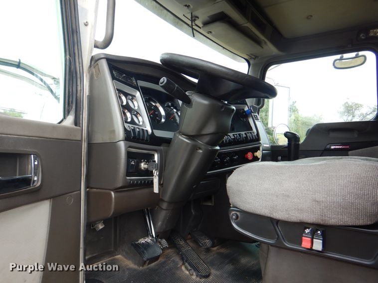 image for item DG1745 2006 Kenworth T800  semi truck